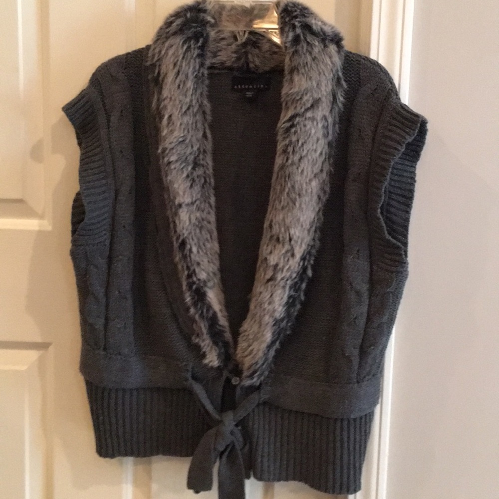 Furred lines sweater vest